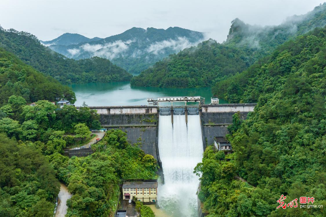 Floodgates opened to release floodwaters across China