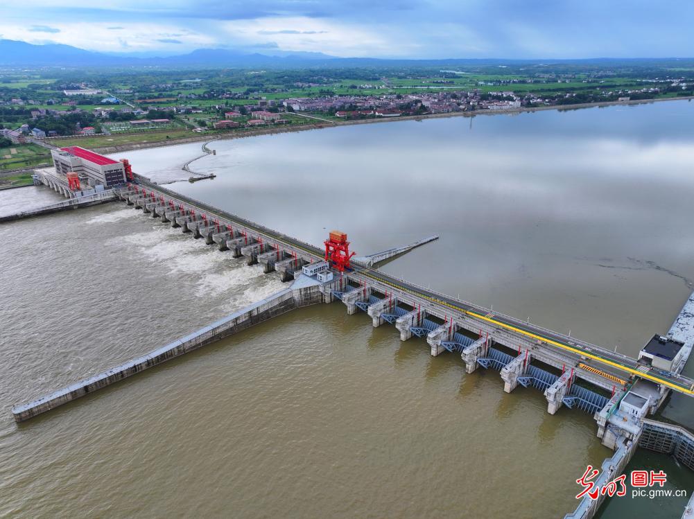 Floodgates opened to release floodwaters across China