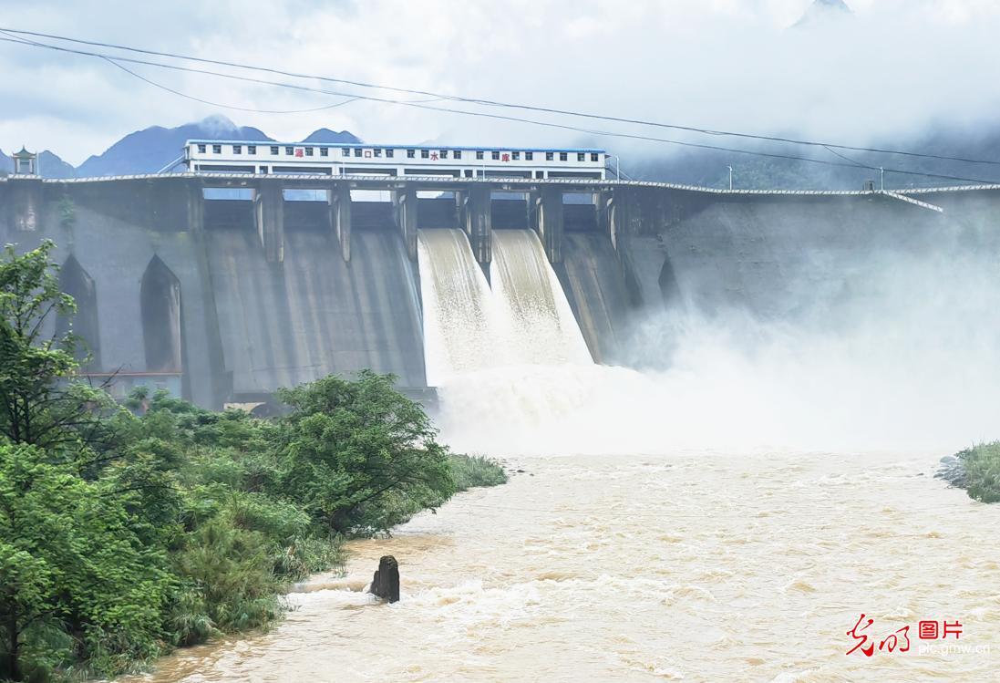 Floodgates opened to release floodwaters across China