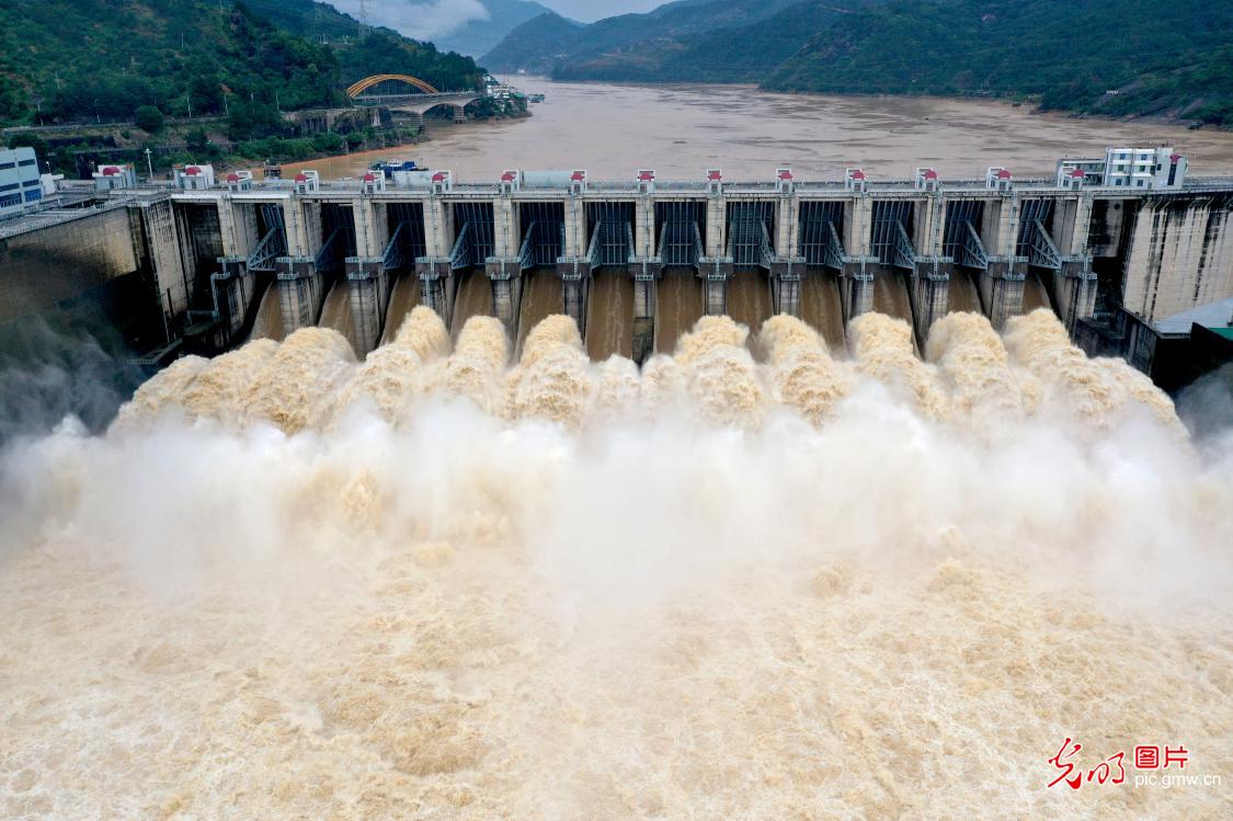 Floodgates opened to release floodwaters across China