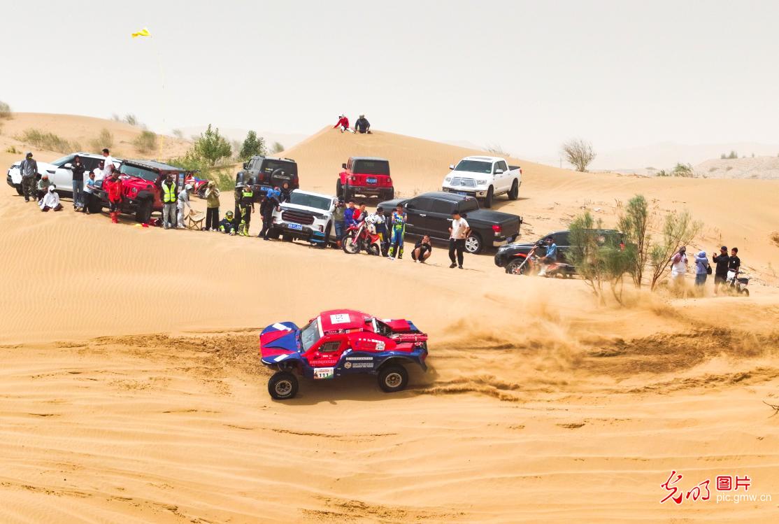 Desert cross-country races held in N China's Inner Mongolia