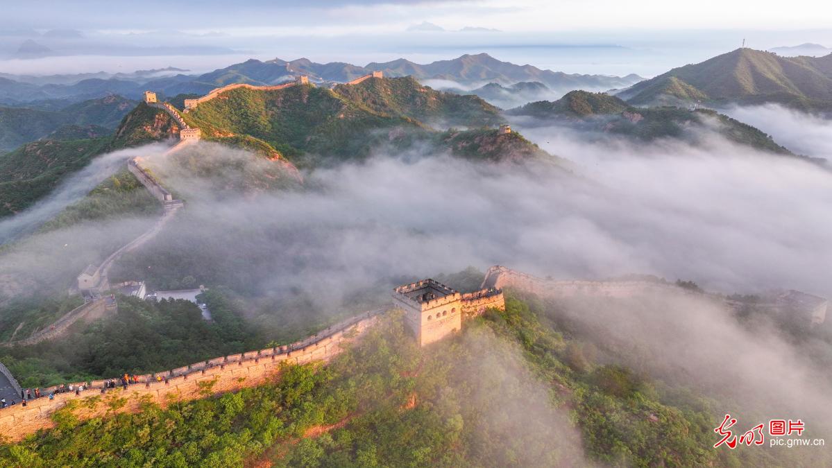 Mist surrounds Jinshanling, clouds surface ancient Great Wall