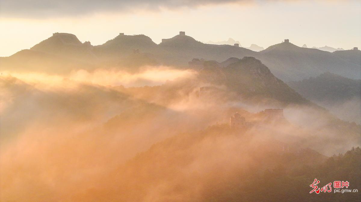 Mist surrounds Jinshanling, clouds surface ancient Great Wall