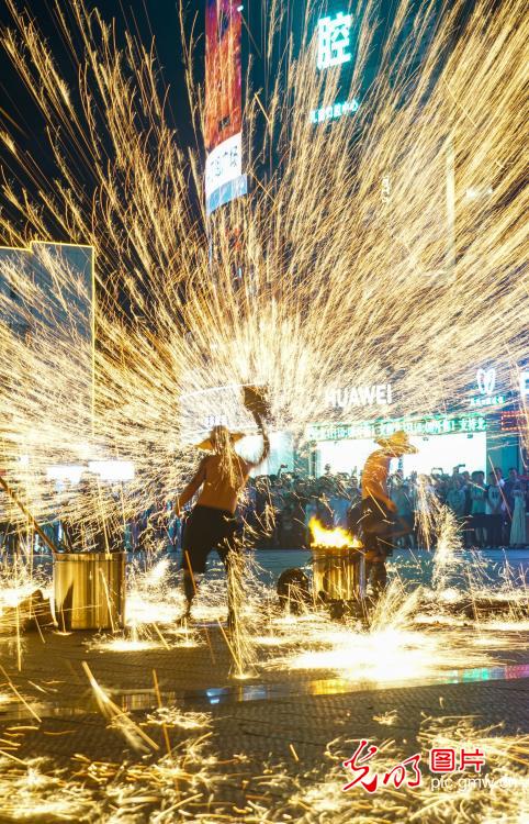 Iron flower performance lights up summer night sky in E China's Jiangsu