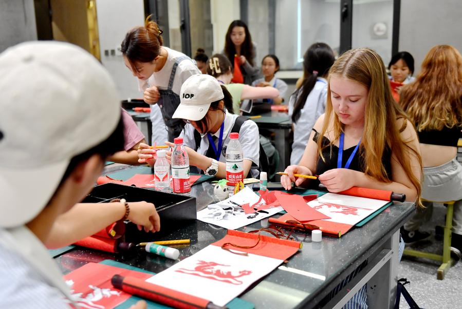 U.S. college students savor a summer of cultural exchange in China