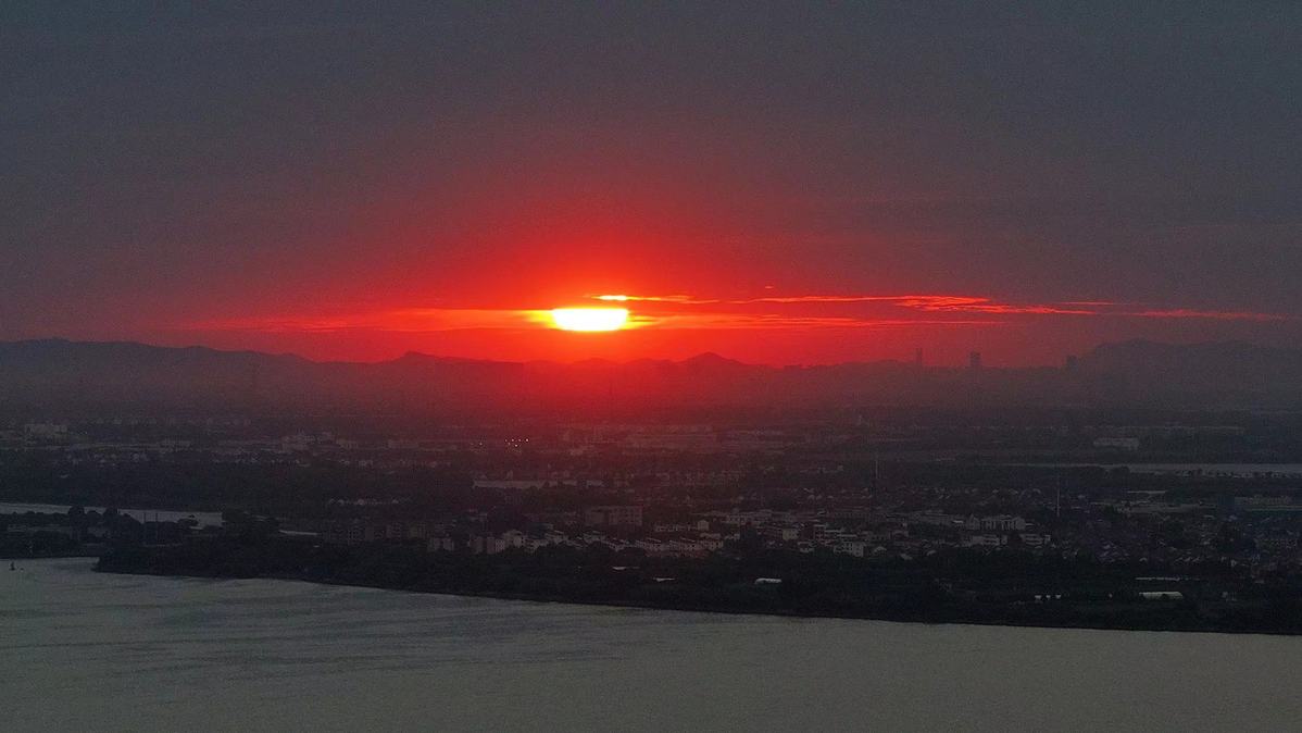 Shanghai's peaceful retreat glows with sunset