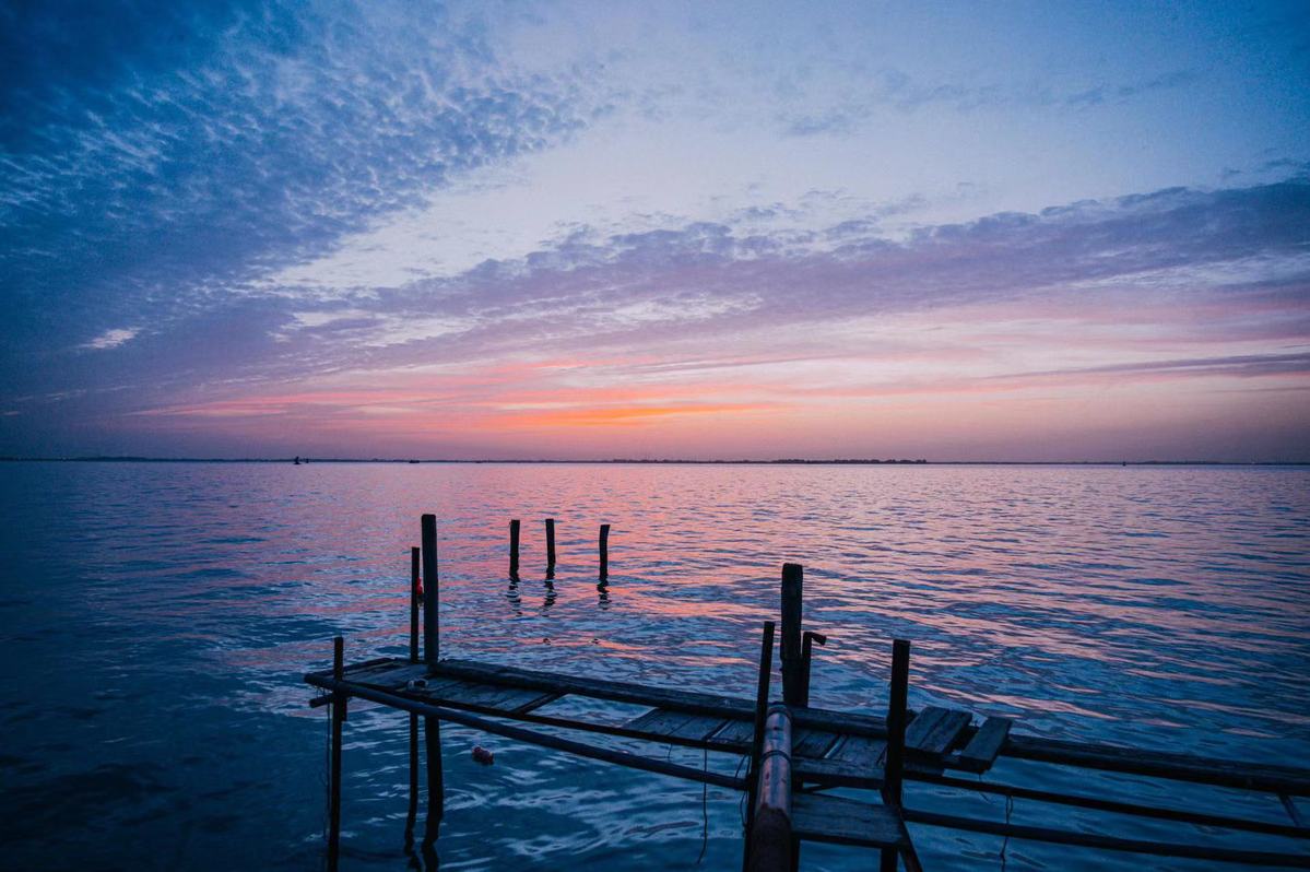 Shanghai's peaceful retreat glows with sunset