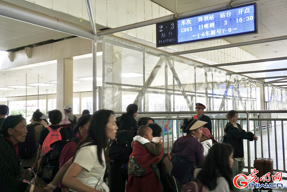 In pics: Summer travel season begins in Xizang with surge in tourist arrivals