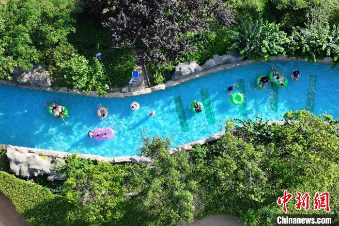 Citizens avoid summer heat at water park in E China’s Jiangsu Province