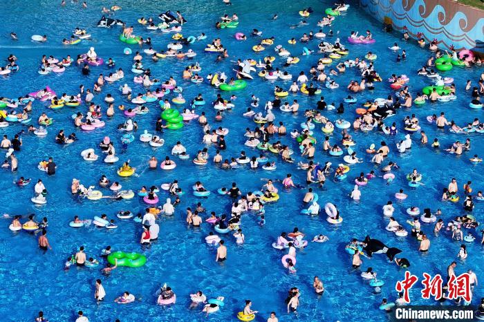 Citizens avoid summer heat at water park in E China’s Jiangsu Province