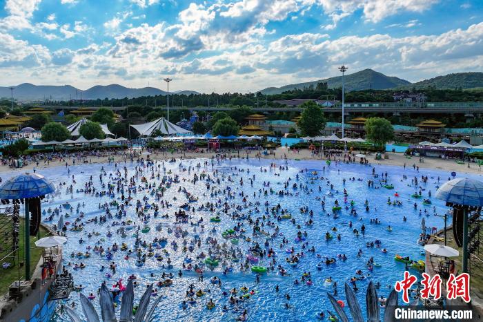 Citizens avoid summer heat at water park in E China’s Jiangsu Province