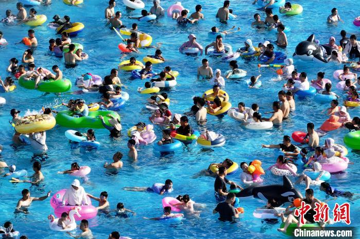 Citizens avoid summer heat at water park in E China’s Jiangsu Province