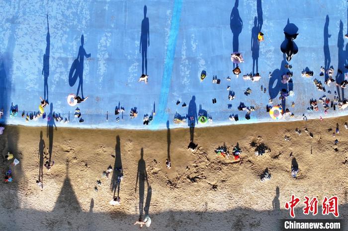 Citizens avoid summer heat at water park in E China’s Jiangsu Province