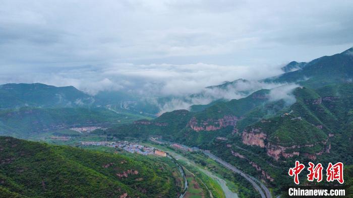 Amazing scenery of sea of clouds after rain in C China’s Henan Province