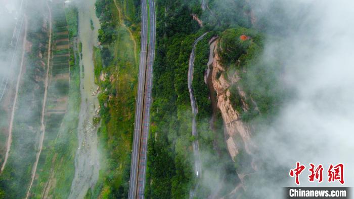 Amazing scenery of sea of clouds after rain in C China’s Henan Province