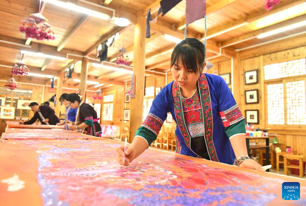 In pics: Sanjiang farmer painting in S China's Guangxi