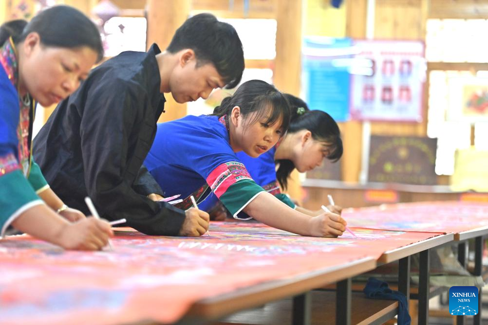 In pics: Sanjiang farmer painting in S China's Guangxi