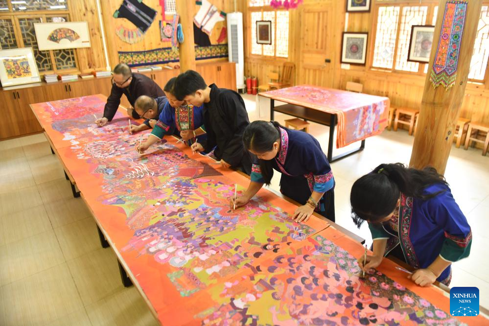 In pics: Sanjiang farmer painting in S China's Guangxi