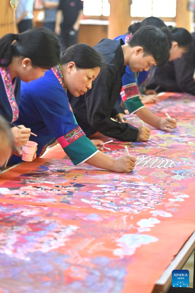 In pics: Sanjiang farmer painting in S China's Guangxi