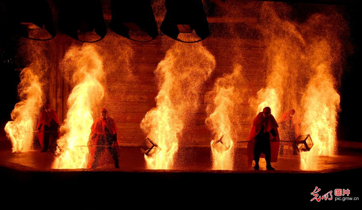 Traditional performance of fire pot show creates sparks in Hebei’s night sky