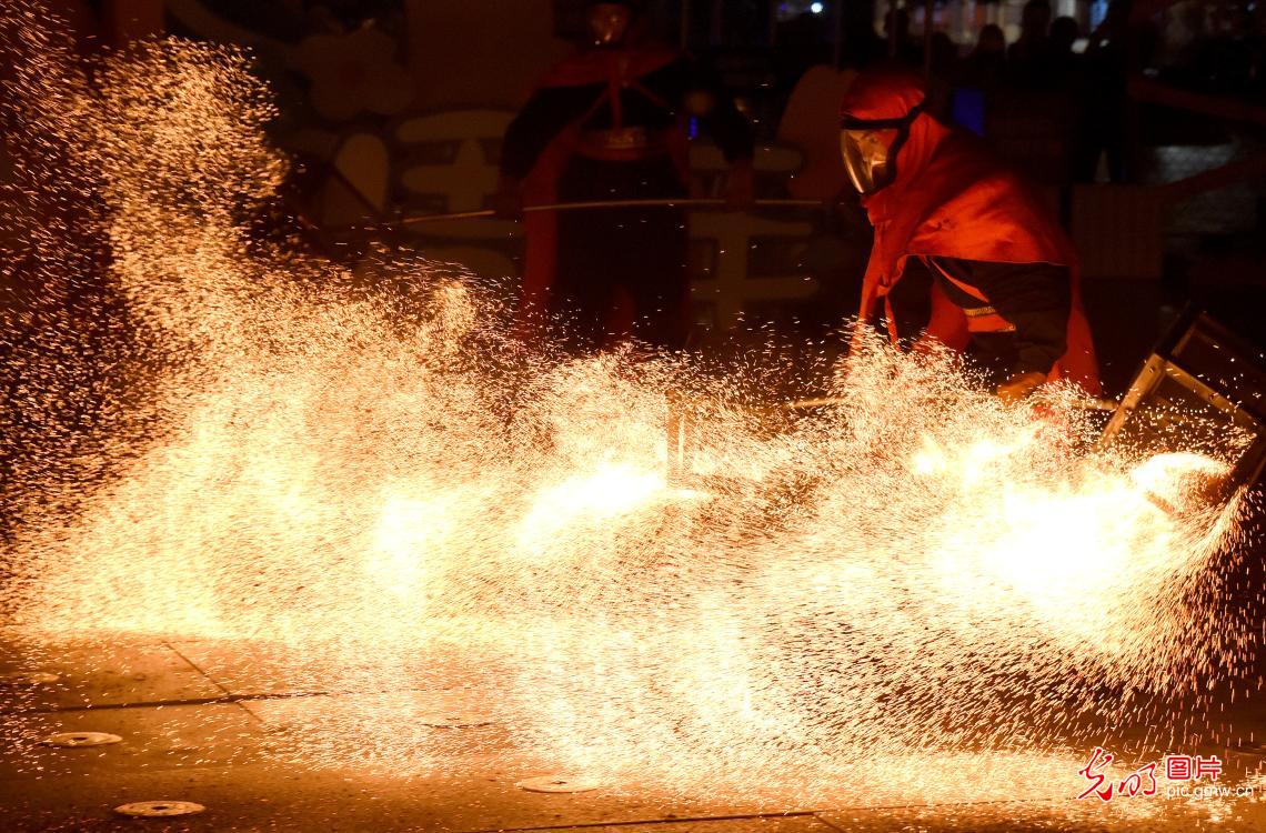 Traditional performance of fire pot show creates sparks in Hebei’s night sky