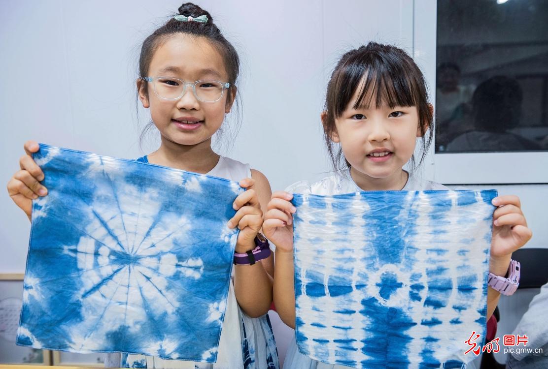 Experiencing tie-dyeing techniques, feeling the charm of intangible cultural heritage