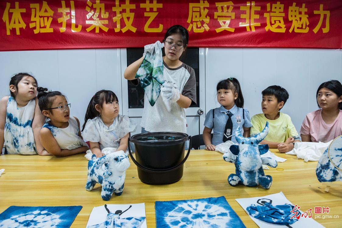 Experiencing tie-dyeing techniques, feeling the charm of intangible cultural heritage