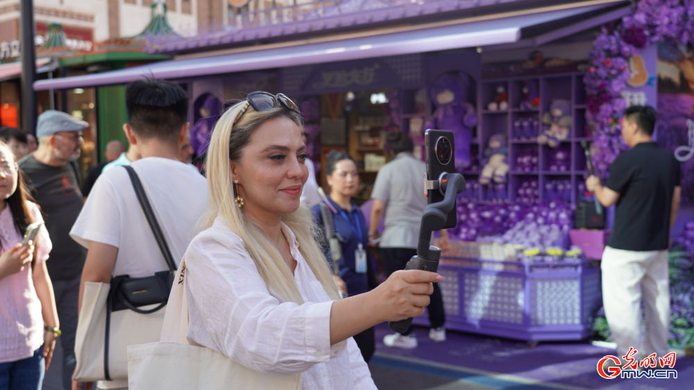 Turkish journalists experience Xinjiang culture at Xinjiang International Grand Bazaar