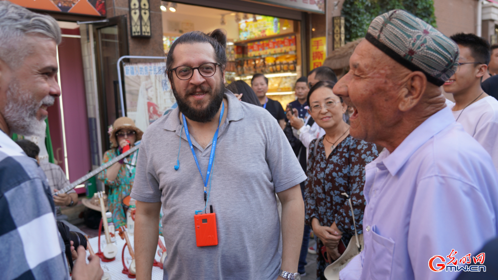 Turkish journalists experience Xinjiang culture at Xinjiang International Grand Bazaar