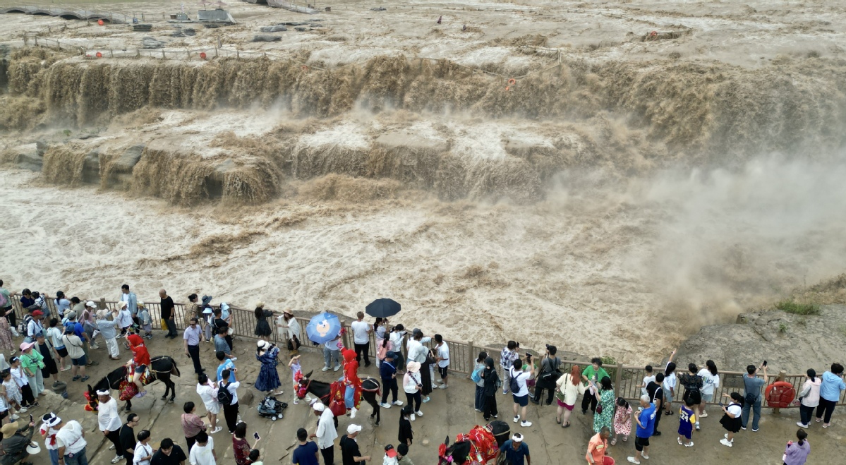 Hukou Waterfall on Yellow River amazes tourists(1)