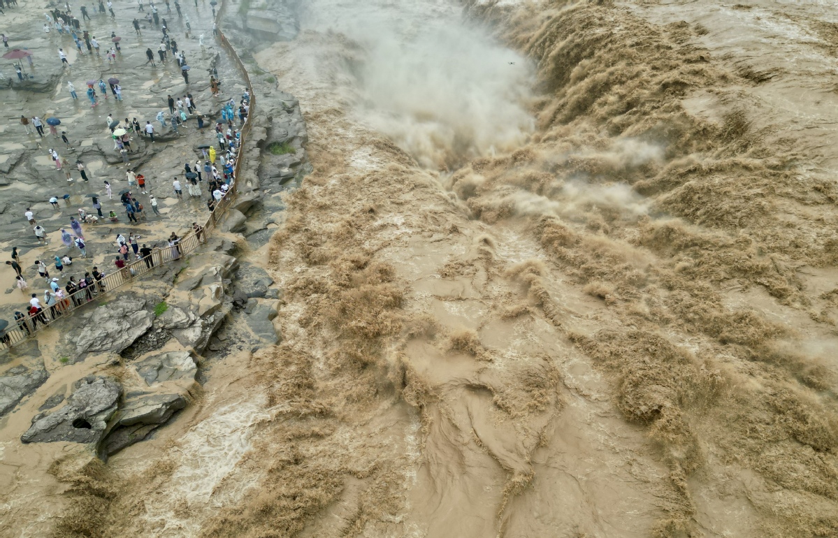 Hukou Waterfall on Yellow River amazes tourists