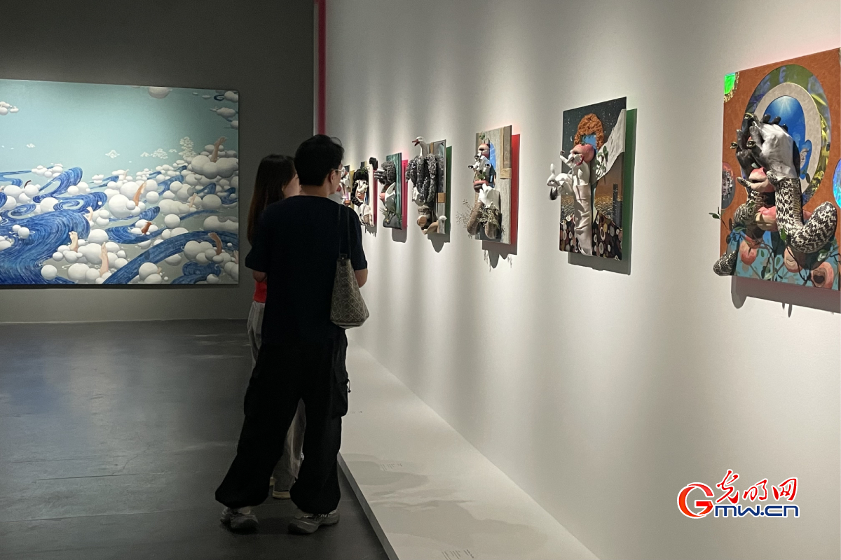 Transcultural exhibition attracts visitors of various cultural backgrounds