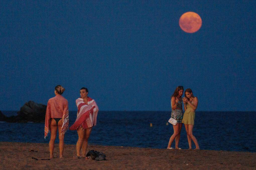 Full moon seen across world