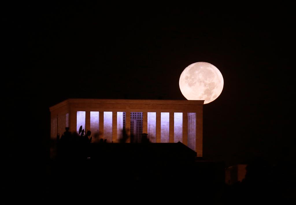 Full moon seen across world