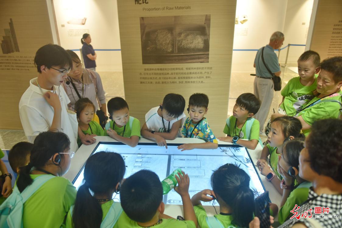 Children experience Xuanzhi papermaking techiniques in E China's Anhui