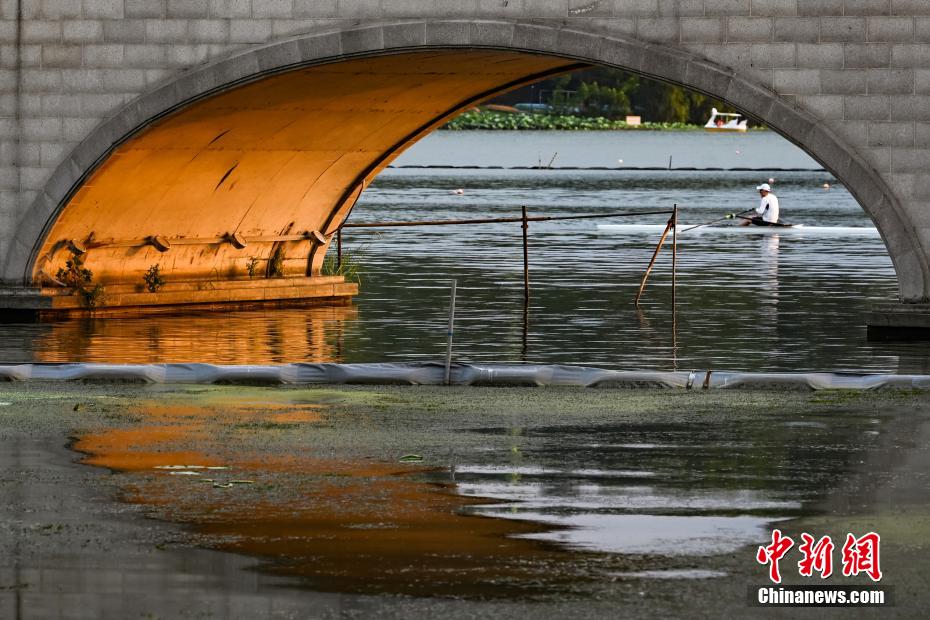 Amazing sunset scenery of Xuanwu Lake in E China’s Jiangsu Province