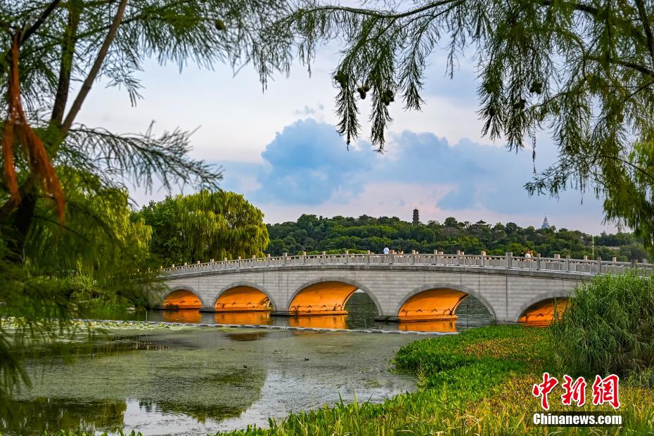 Amazing sunset scenery of Xuanwu Lake in E China’s Jiangsu Province