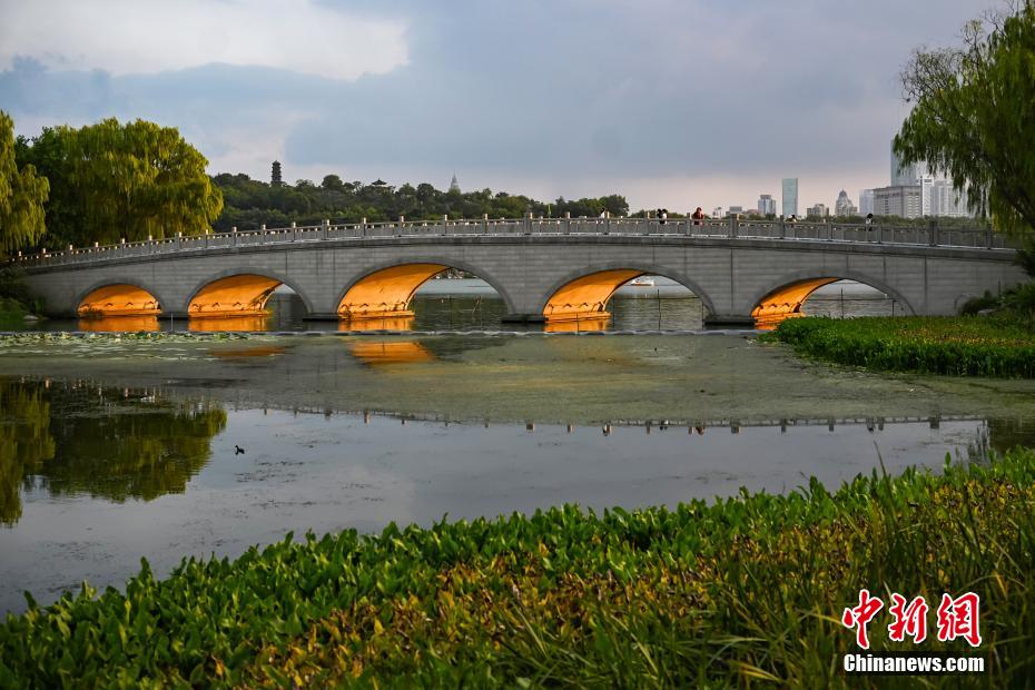 Amazing sunset scenery of Xuanwu Lake in E China’s Jiangsu Province