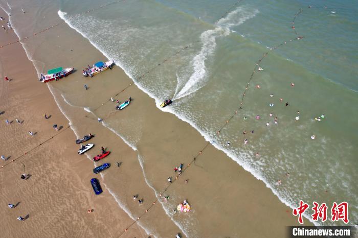 Tourists relieve summer heat in SE China’s Fujian Province