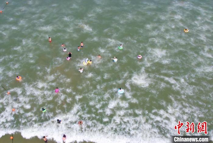 Tourists relieve summer heat in SE China’s Fujian Province