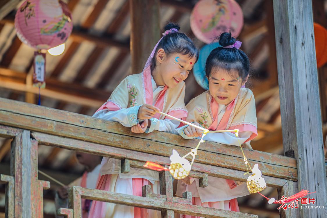 Yao ethnic township welcome Mid-Autumn Festival