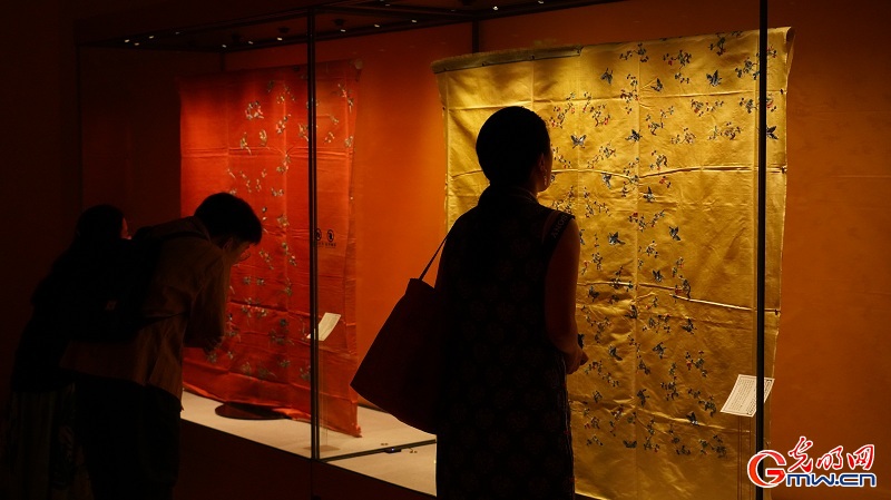 People visit exhibition themed with imperial textiles in Qing Dynasty during Mid-Autumn Festival holiday