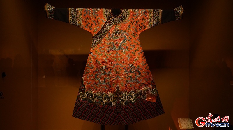 People visit exhibition themed with imperial textiles in Qing Dynasty during Mid-Autumn Festival holiday