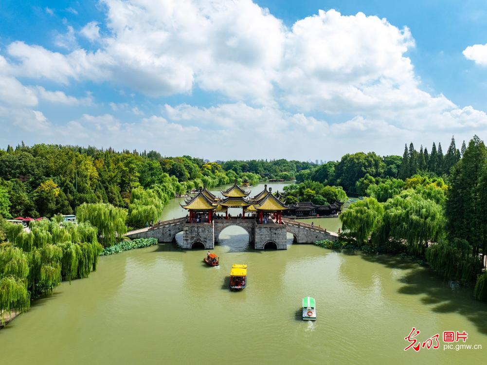 Picturesque Slender West Lake in E China’s Jiangsu