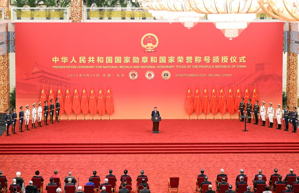 Xi Focus: Honoring role models, Xi makes rallying call for making China stronger