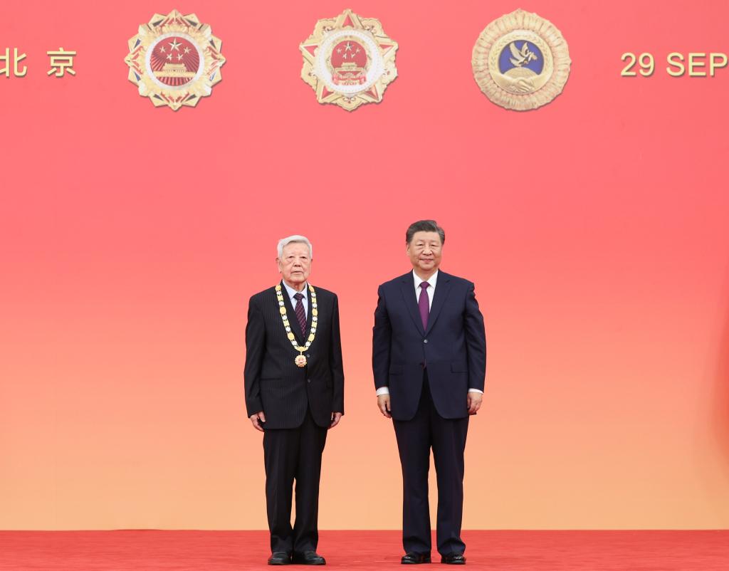 Xi Focus: Honoring role models, Xi makes rallying call for making China stronger