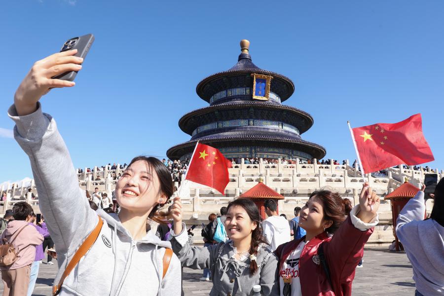 Beijing breaks tourism records during 