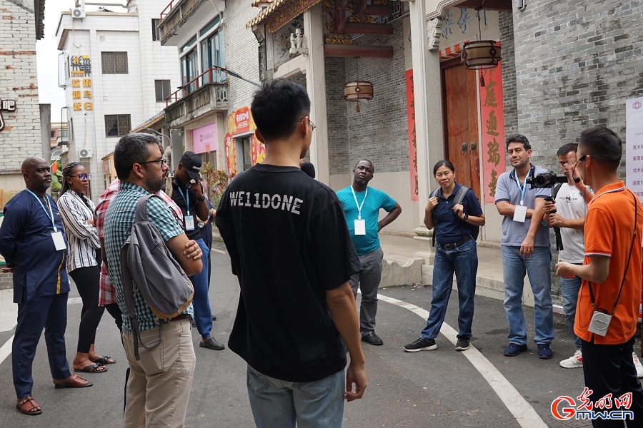 Foreign pverty reduction officials investigating rural governance system of Zinan Village, E China's Guangdong