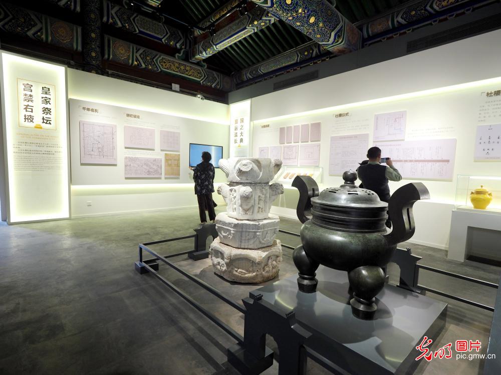 'History of Zhongshan Park' exhibition attract tourists in Beijing