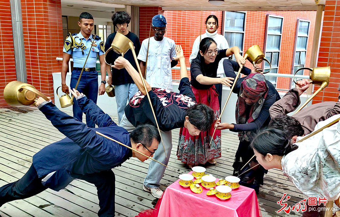 International students experience tea culture activities in E China's Jiangsu